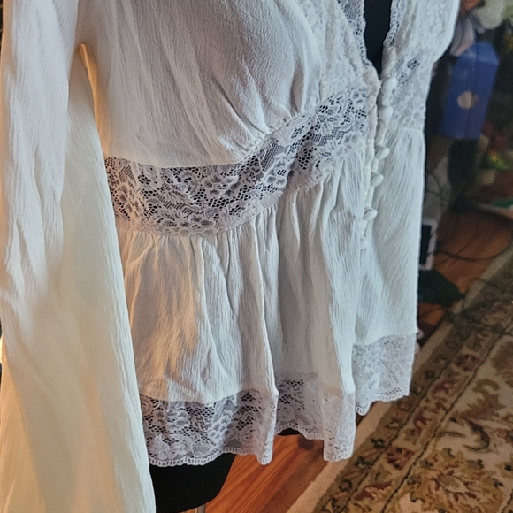 Elegant Lace Trim White Blouse - Picture 2 of 6